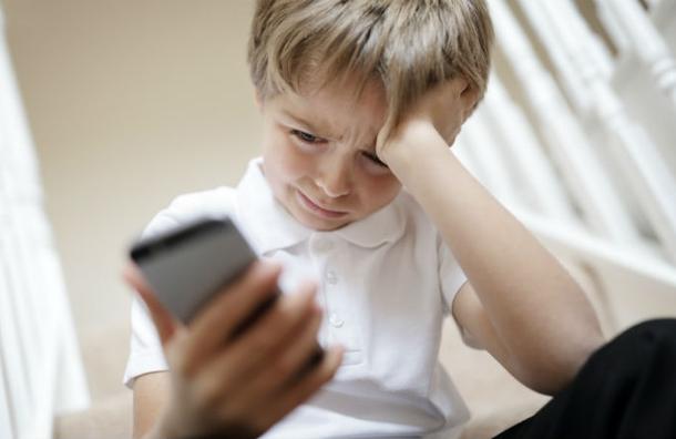 El comportamiento de los padres afecta la participación de los niños en el ciberacoso