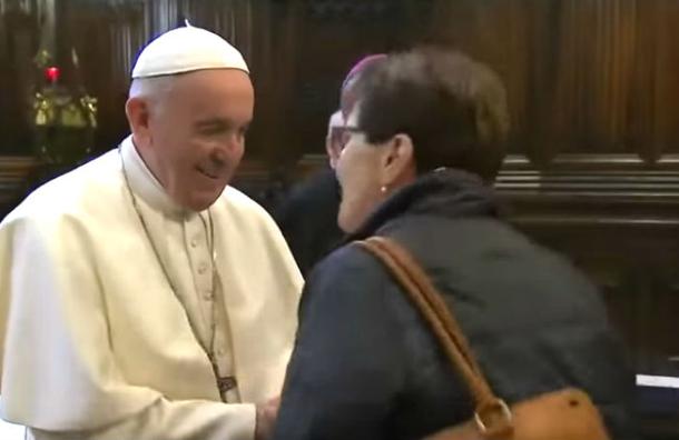 Papa Francisco explicó porqué no quería que le besaran el anillo