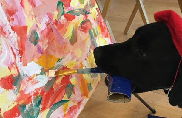 Su perro la observaba cuando pintaba, así que decidió darle una brocha y este fue el resultado